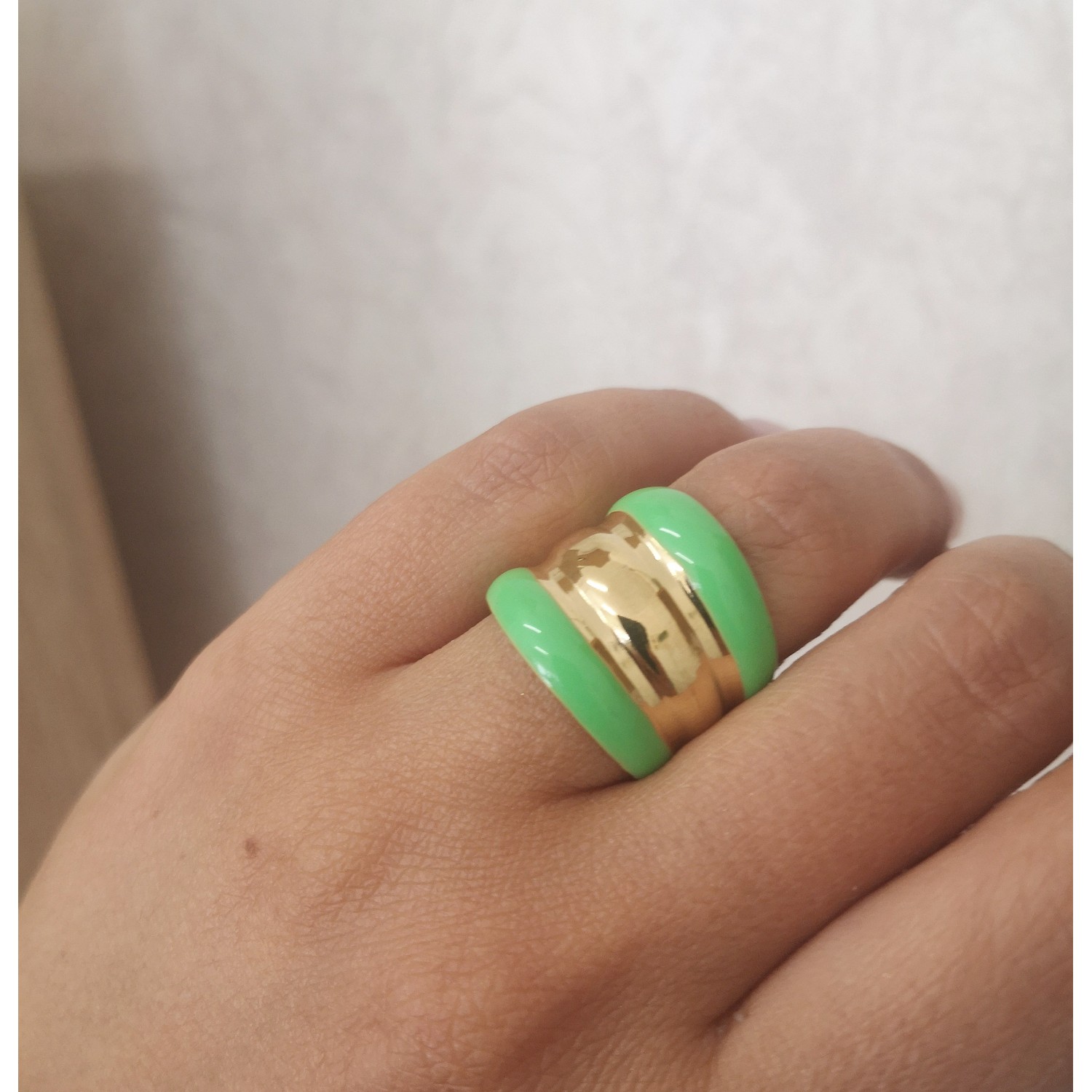 STAINLESS STEEL δαχτυλίδι ανοιγόμενο με πράσινο σμάλτο σε κίτρινο χρυσό.