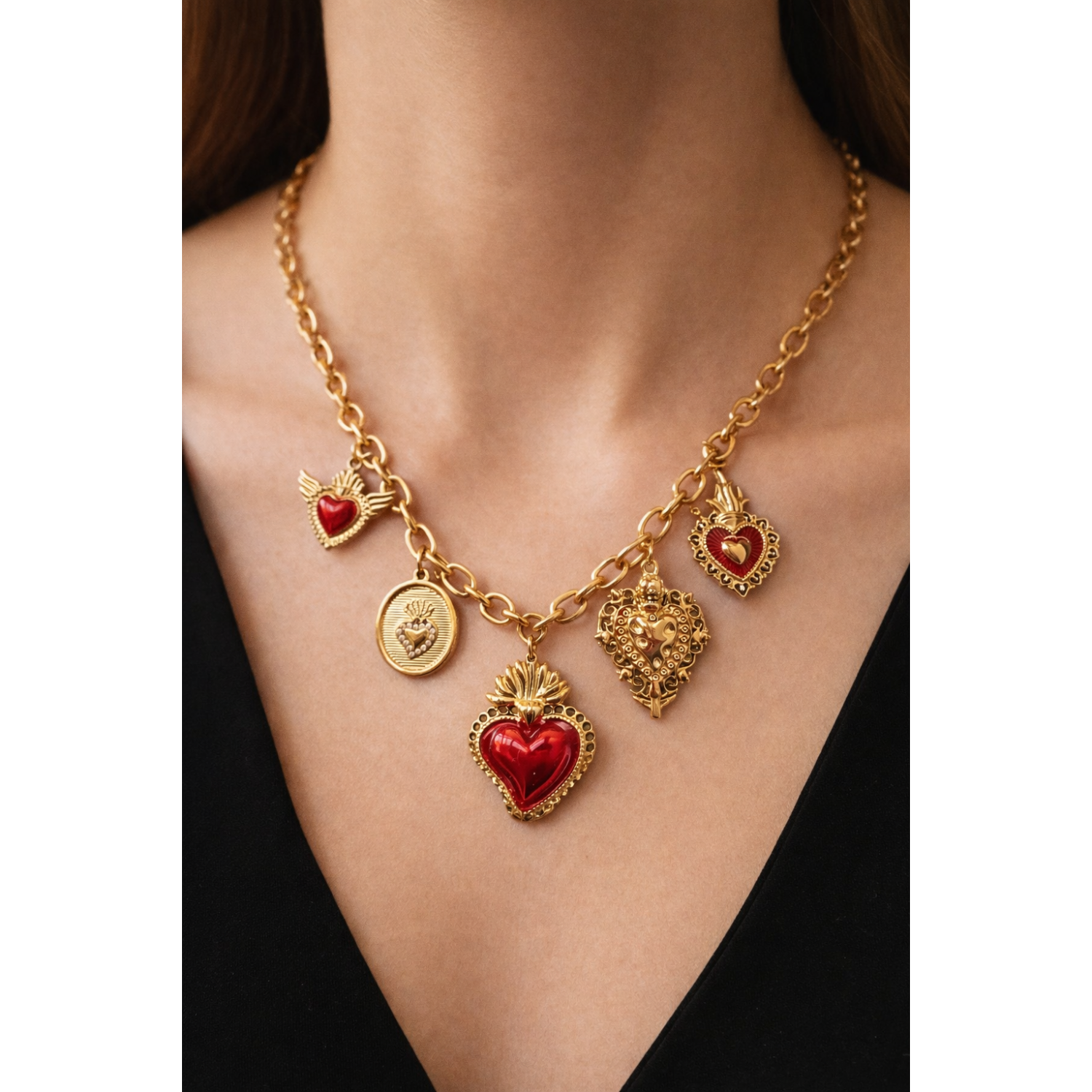 Statement Κολιέ με Ιερές Καρδιές & Κόκκινο Σμάλτο – Ανοξείδωτο Ατσάλι